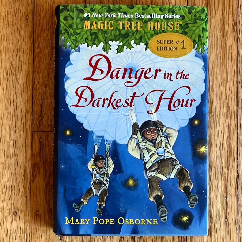 Hardcover Magic Tree House Super Ed #1 Danger in the Darkest Hour